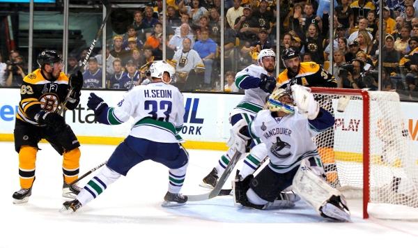 Finala NHL, meciul 4: Boston a bătut pe Vancouver şi a egalat la general.
