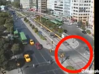Incredibil: a gonit prin Istanbul cu un poliţist pe capotă! - video.