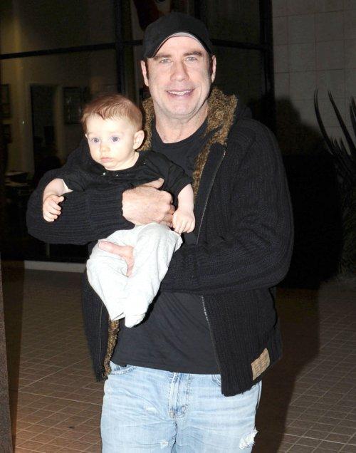 John Travolta îşi prezintă mândru fiul în faţa aparatelor foto. Vezi cât de simpatic e Benjamin!.