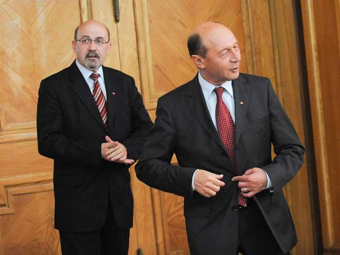 Lui Băsescu i se dă cu harta în cap.