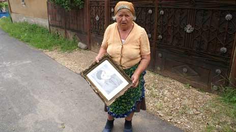 Mama bărbatului care şi-a dat foc la Cotroceni:"Ei traiesc în vile şi noi murim de foame!".