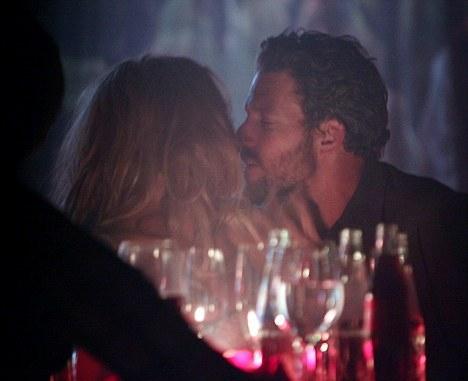 Pam Anderson îşi face de cap cu iubitul în public. 95703