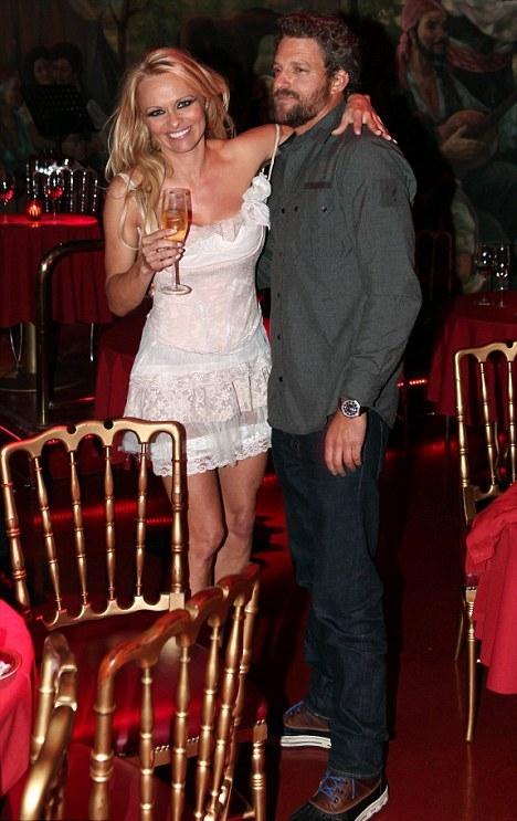 Pam Anderson îşi face de cap cu iubitul în public. 95705