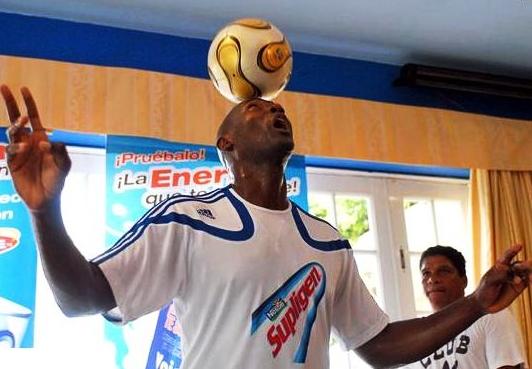 Un cubanez a stabilit un nou record mondial la jonglat cu mingea pe cap.