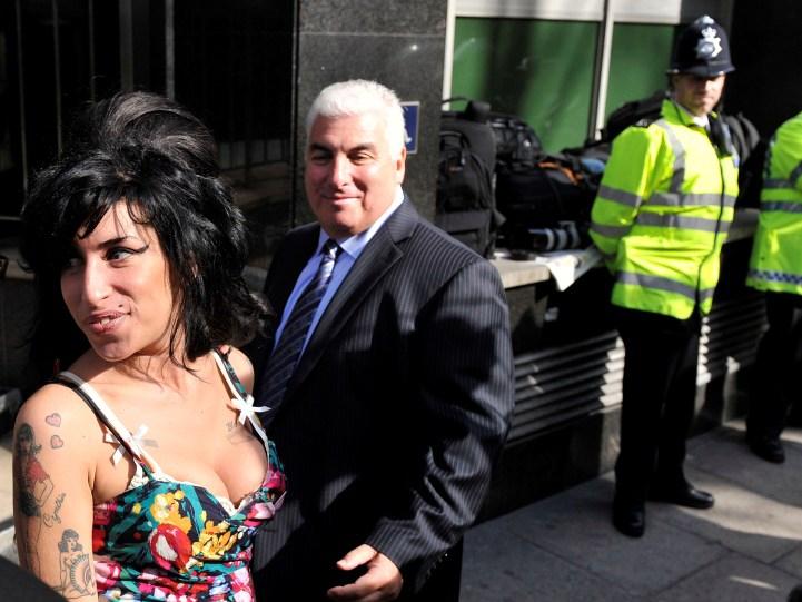 Amy Winehouse, supravegheată de impresari să nu mai bea alcool.