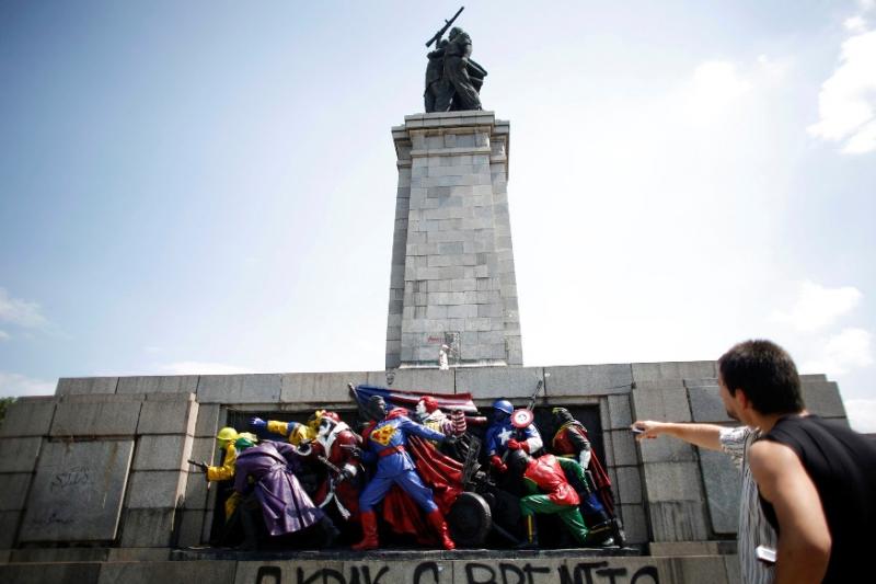 Monumentul Sovietic din Bulgaria, transformat peste noapte în personaje de benzi desenate.