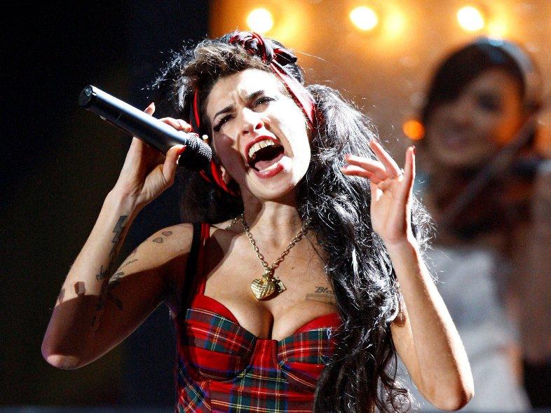 Amy Winehouse, huiduită la Belgrad pentru că a urcat în stare de ebrietate pe scenă (Video).