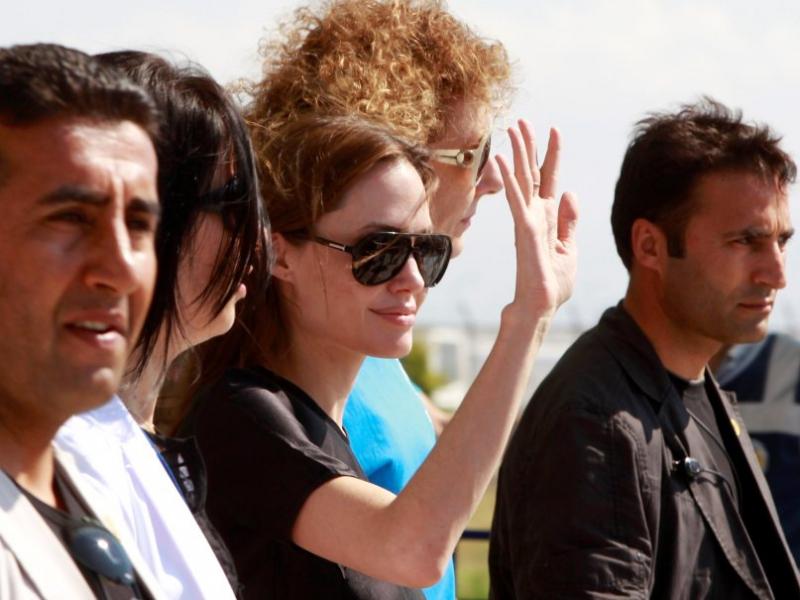 Angelina Jolie a vizitat o insulă italiană, unde se află câteva mii de refugiaţi.