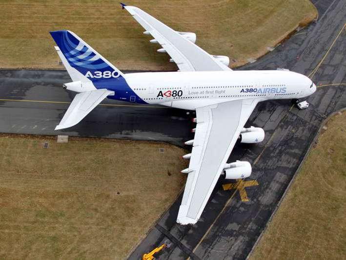 Un Airbus A380 s-a ciocnit de o clădire la un show aeronautic.