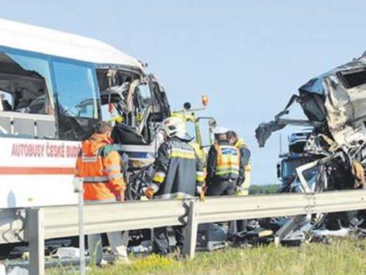 Tragedie în Ungaria: Cinci români au murit după ce un autocar s-a ciocnit cu un TIR slovac.