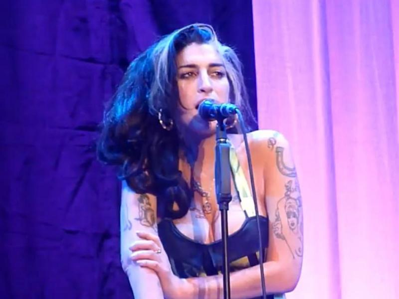 Amy Winehouse a urcat cu forţa pe scenă la Belgrad.