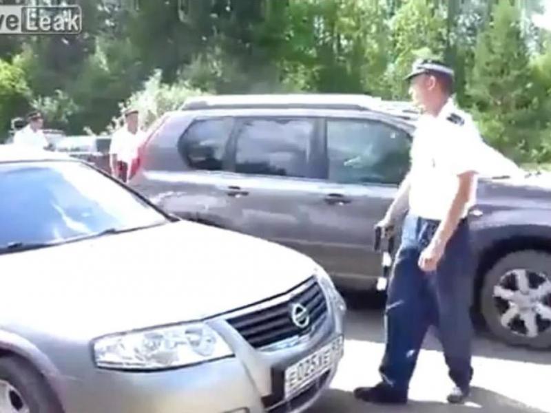 Un poliţist rus a găsit soluţia pentru şoferii recalcitranţi. Vezi cum îi obligă să oprească!