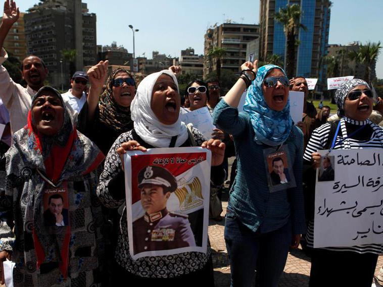 Zeci de răniţi la Cairo, în confruntări între susţinătorii şi adversarii lui Hosni Mubarak