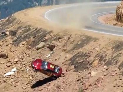 Accident la Pikes Peak: A căzut cu maşina în prăpastie!