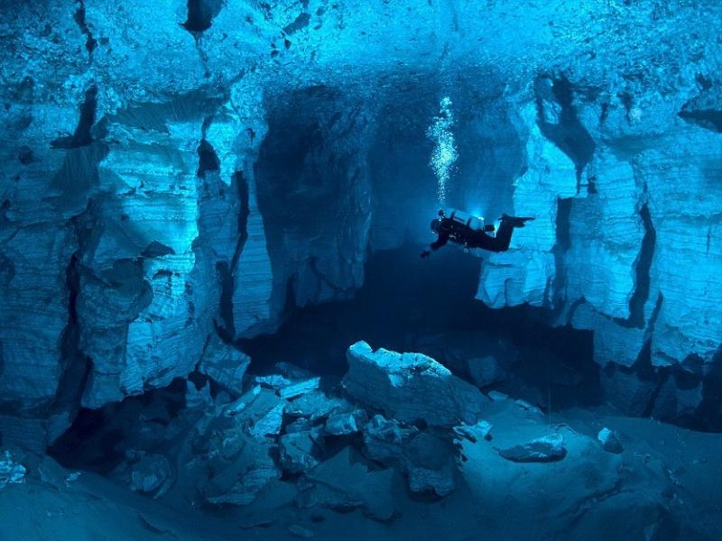 „Ţara Minunilor” de sub ape. Vezi imagini fascinante ale celei mai lungi peşteri subacvatice din lume!