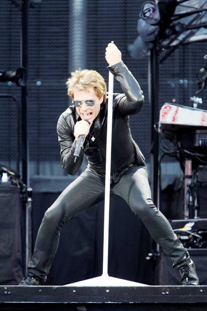 Jon Bon Jovi se operează la genunchi, dar îşi asigură fanii că turneul nu va fi afectat