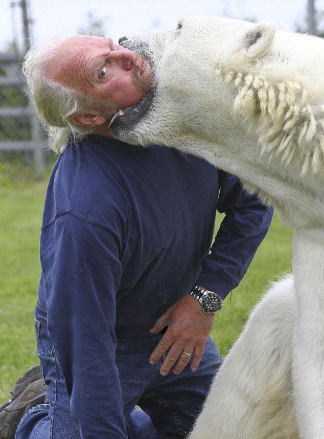 Prietenie extremă între un bărbat şi un urs polar. Vezi fotografii incredibile!