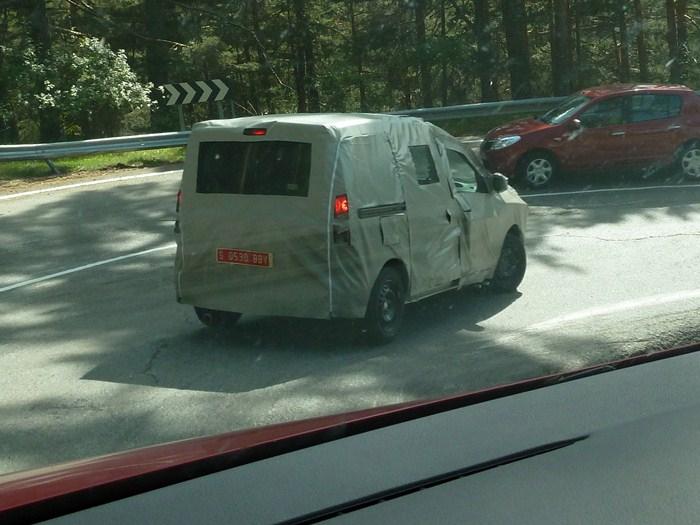 Dacia Popster: Primele imagini-spion cu viitorul MPV compact românesc!