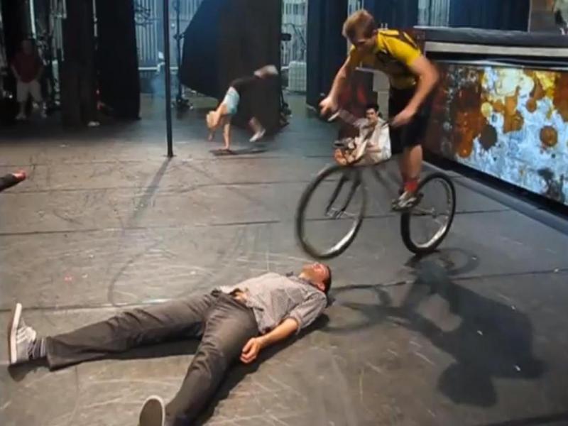 Un reporter american, cobai pentru acrobaţii incredibile cu bicicleta (Video)