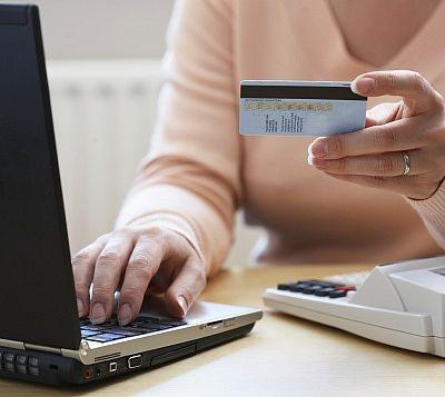 Cumpărături de zi cu zi, la plata cu cardul. Volumul plăţilor online a crescut cu 18%