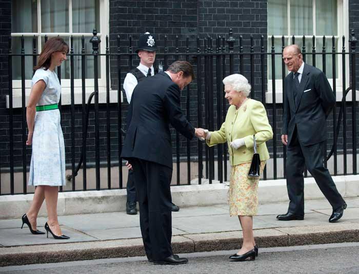 Regina şi premierul, vânduţi de servitori lui Murdoch