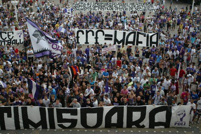 Sute de suporteri ai Politehnicii Timişoara au protestat din nou împotriva retrogradării echipei