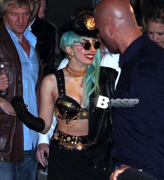 Lady Gaga, "bombardată" cu ouă în faţa unui club din Sydney