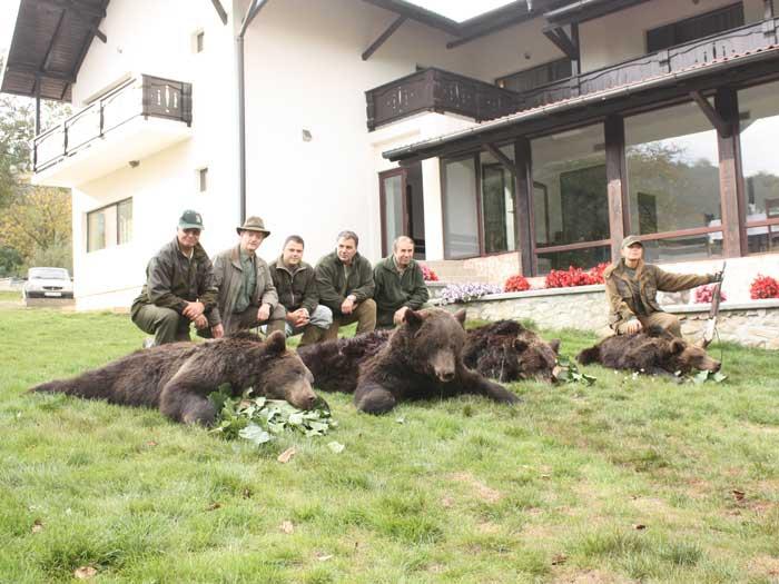 Bogătaşi străini, ucigaşi de urşi româneşti