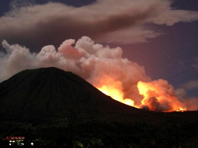 Indonezia: Erupţie masivă a vulcanului Lokon - 4.400 de persoane au fost evacuate
