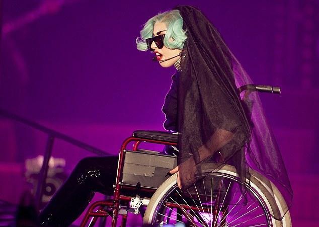 Lady Gaga a revoltat asociaţiile pentru persoane cu handicap, apărând pe scenă într-un scaun cu rotile (Video)