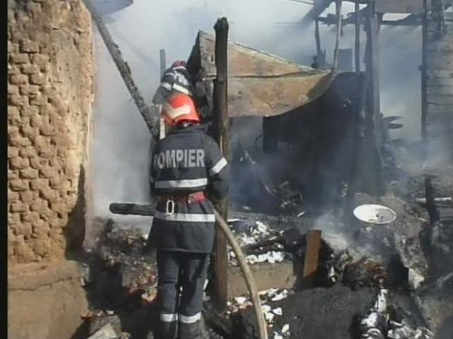 Incendiu violent în Voluntari: şase case au luat foc