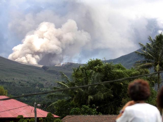 Erupţie spectaculoasă a vulcanului indonezian Lokon – video