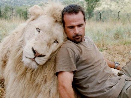 Incredibil! Un zoolog african se îmbrăţişează cu leii (Video)
