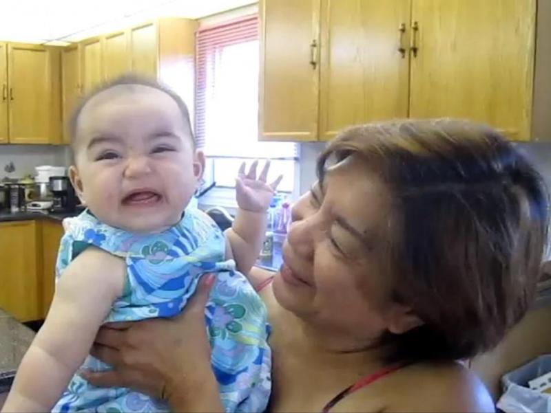 Un bebeluş zâmbeşte la comandă, provocând hohote de râs (Video)