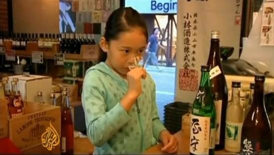 La doar zece ani, o fetiţă este expertă în băutura alcoolică tradiţională a Japoniei (Video)