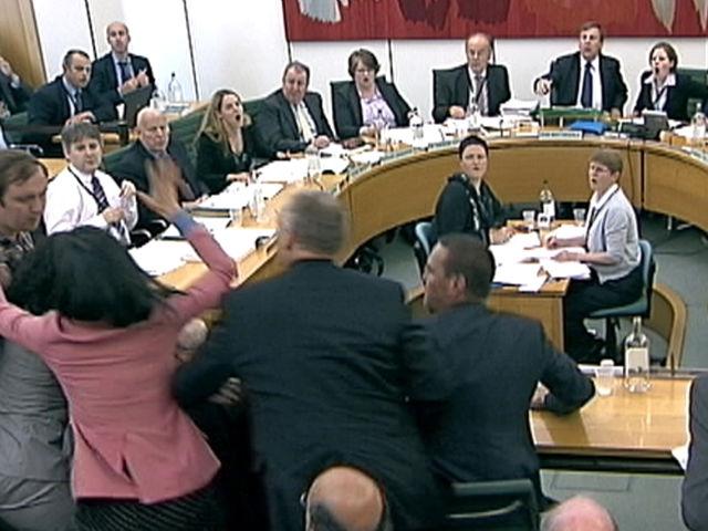 Rupert Murdoch, atacat în Parlamentul britanic