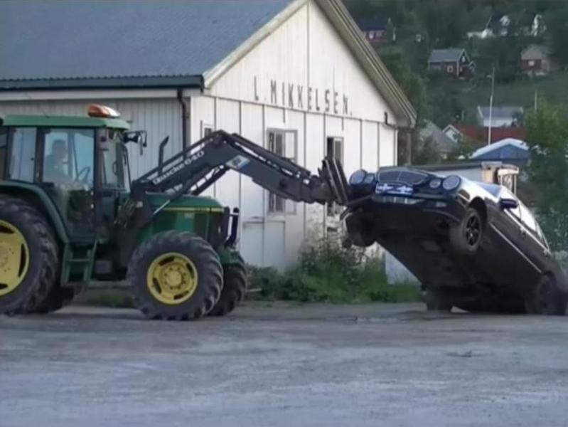 În Norvegia, hoţii de maşini se prind cu... tractorul! (Video)