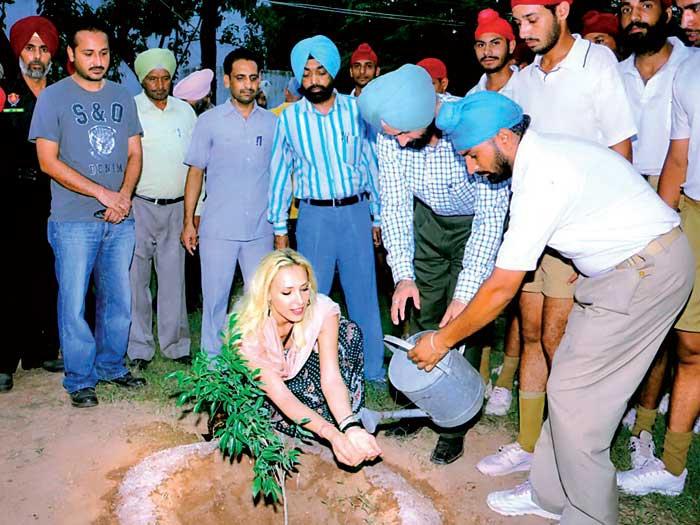 Iulia Vântur a plantat un copac în India