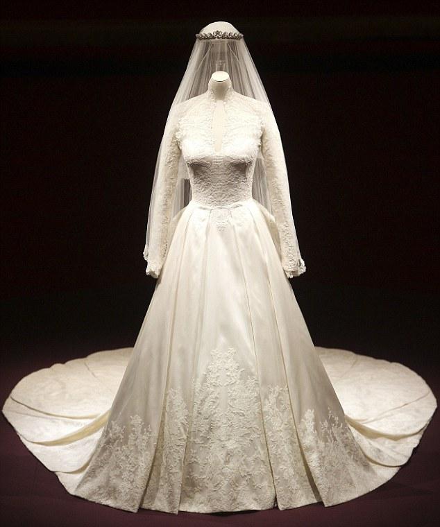 Celebra rochie de mireasă a ducesei de Cambridge, expusă la Palatul Buckingham (Video)