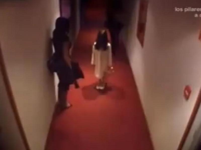 O fetiţă bagă în sperieţi oaspeţii unui hotel. Vezi de ce! (Video)