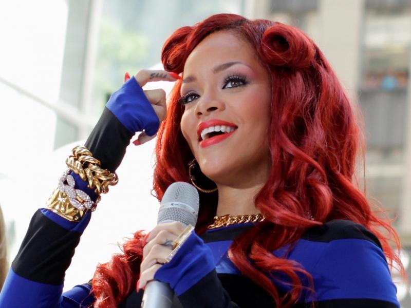 Rihanna, trasă de păr de fanii prea entuziasmaţi (Video)