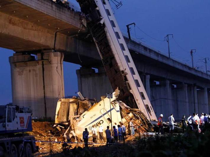 Tragedie feroviară în China: Un tren de mare viteză a fost aruncat de pe un pod după ce a fost lovit în plin de un altul