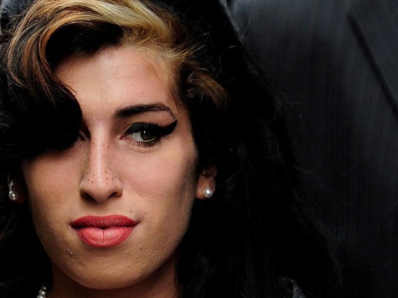 Winehouse a cumpărat cocaină şi ecstasy în seara dinaintea morţii