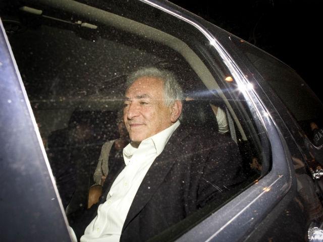 Camerista despre DSK: „Un bărbat nebun, dezbrăcat şi cu părul cărunt m-a luat de piept”