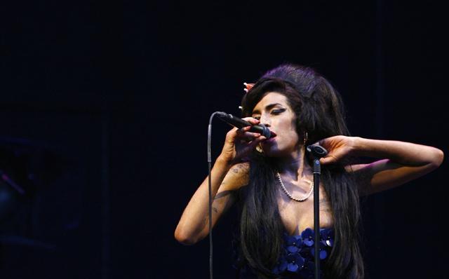 Amy Winehouse va fi incinerată astăzi. Fanii îi aduc ultimul omagiu (Galerie foto)