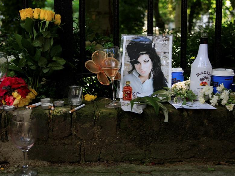 Telefonul lui Amy Winehouse, "spart" de tabloide