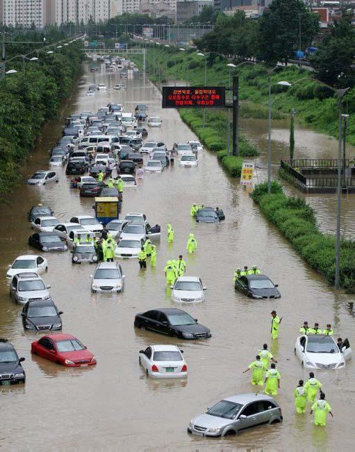 Potop in Coreea de Sud. O alunecare de teren a omorât 32 de oameni
