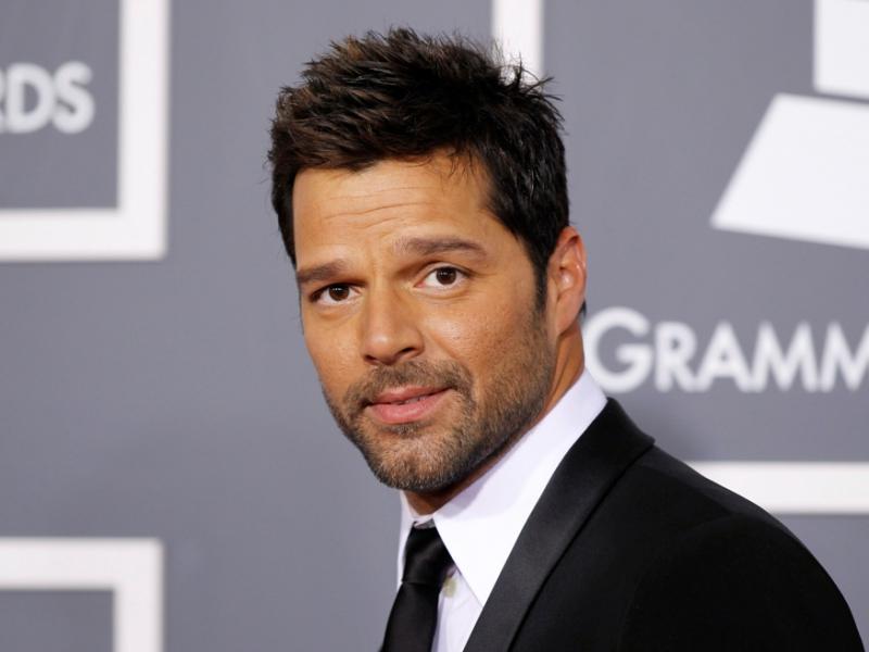 Ricky Martin este imaginea unei mărci de... ruj