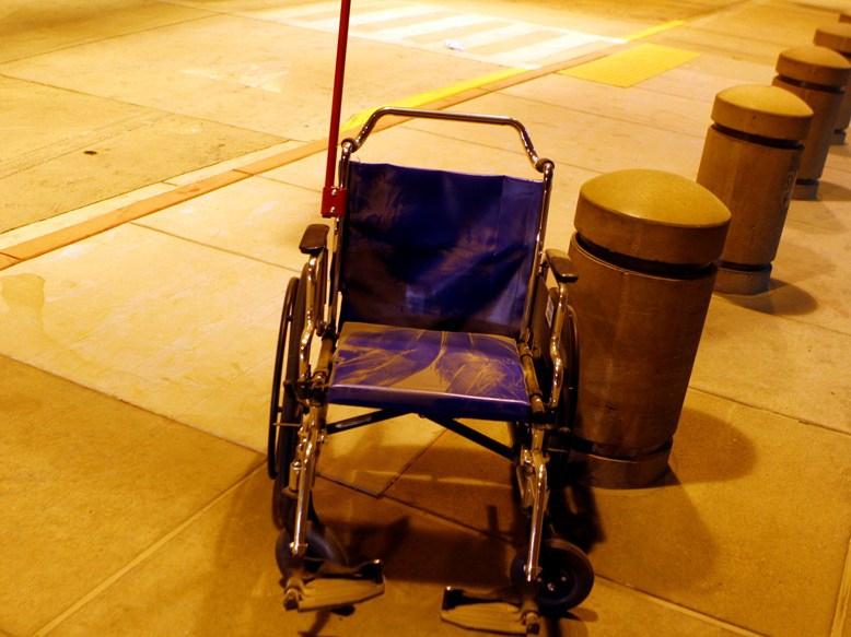 Un american a jefuit o bancă din scaunul cu rotile