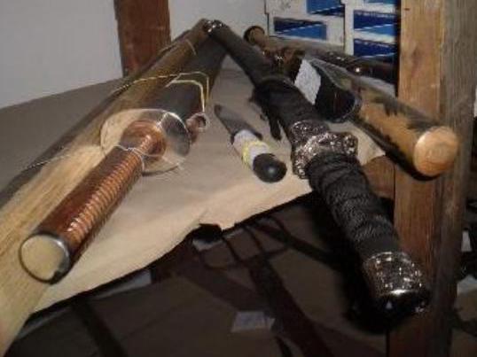 Arsenal de arme albe, descoperit în urma percheziţiilor din Deta. Poliţiştii au găsit pete de sânge în maşina lui Bogdan Roman